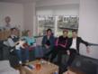 Op kraamvisite bij Debbie, vlnr Ed Claassen (met de hond van Debbie), Ingrid van Stijn, Debbie Romero, Monique Goette en Allerd Teunissen
